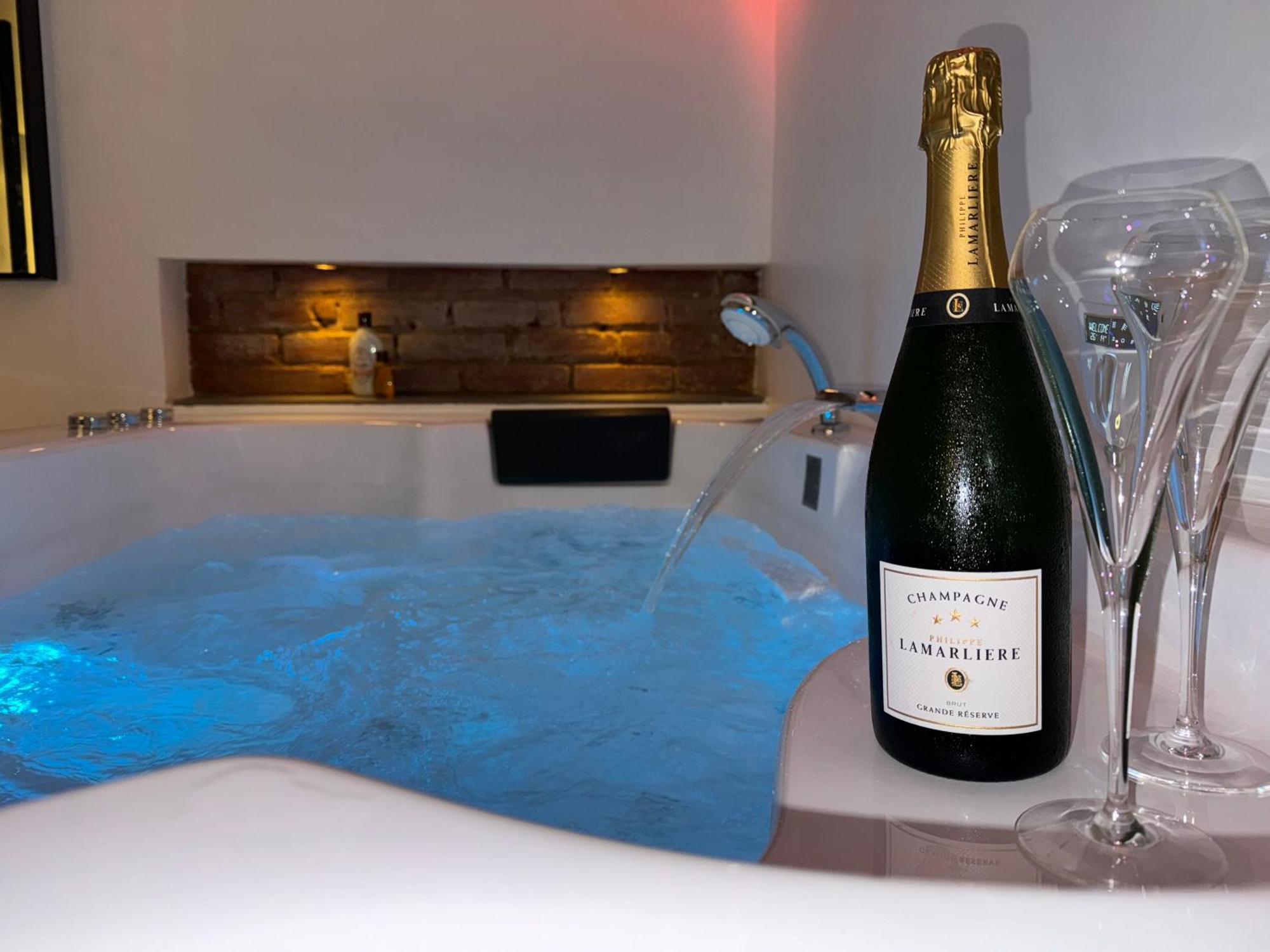 O Romeo - Suite Privee Fougeres Luaran gambar