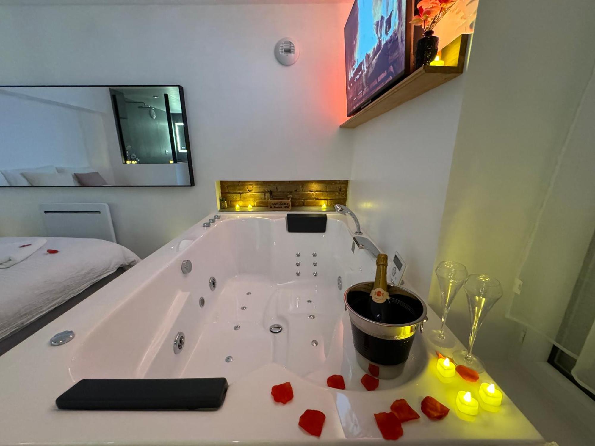 O Romeo - Suite Privee Fougeres Luaran gambar